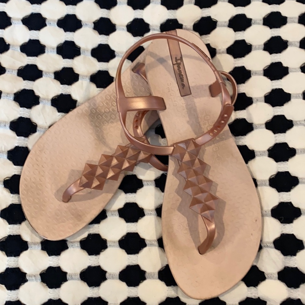 Ipanema Sz 7 Rose Gold Thong Sandal